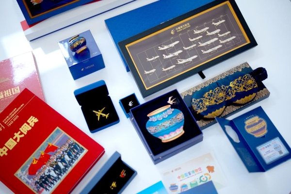 东航文创旗舰店开业 扫码登录即可购买精美航空文创 