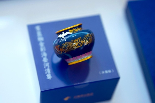 东航文创旗舰店开业 扫码登录即可购买精美航空文创 