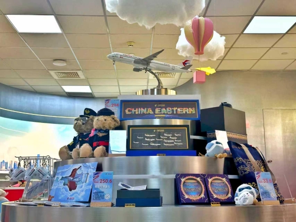 东航文创旗舰店开业 扫码登录即可购买精美航空文创 