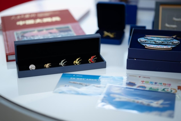 东航文创旗舰店开业 扫码登录即可购买精美航空文创 