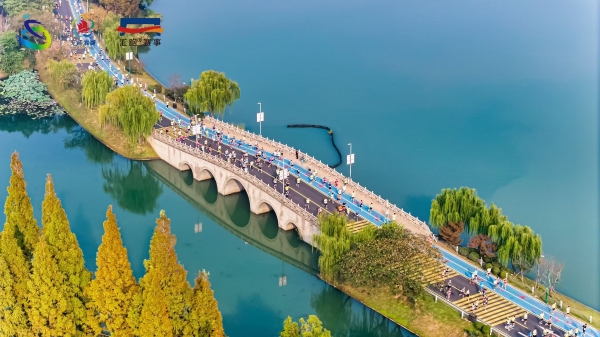 奔跑在最美湖湾！2025海澜之家环蠡湖半程马拉松鸣枪起跑 