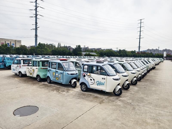 央媒探厂淮海超级工厂，以智造实力引领篷车产业价值升级 