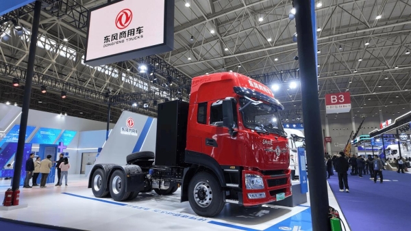 “15分钟级”兆瓦超充补能！东风天龙KL兆瓦超充牵引车给出高效运营最优解 