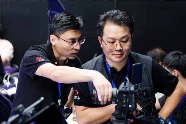 佳能EOS C50 团播首秀惊艳无忧之夜，明星感直播助推流量破百亿  