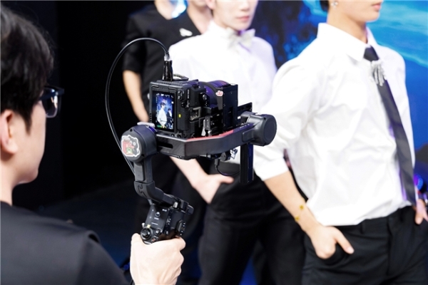 佳能EOS C50 团播首秀惊艳无忧之夜，明星感直播助推流量破百亿  