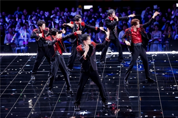 佳能EOS C50 团播首秀惊艳无忧之夜，明星感直播助推流量破百亿  