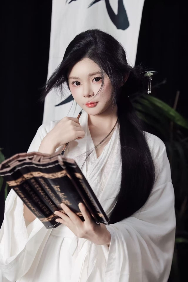 新生代演员游星瑶出演《玫瑰燃烬》出道 