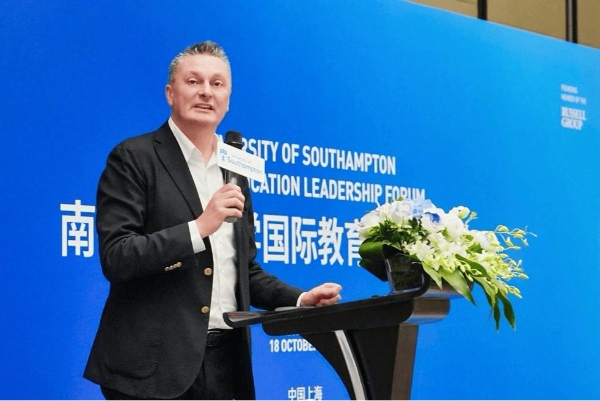 以教育创新、科研合作与全球就业力建设深化中英伙伴关系 