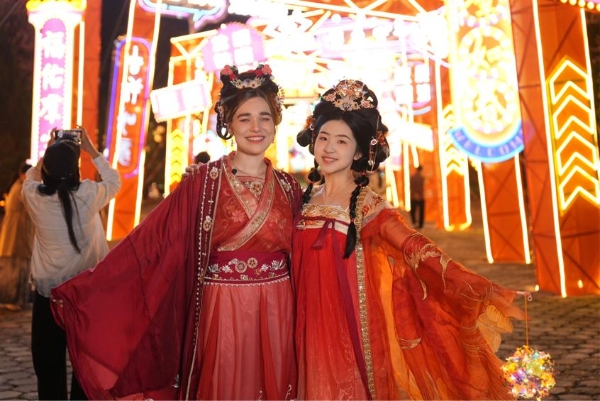 纪录片《一诺十年》今日首播 18岁中国少女导演斩获国际奖项 