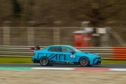 七年九冠|领克CyanRacing车队加冕2025TCR世界巡回赛年度车队&车手双料冠军 