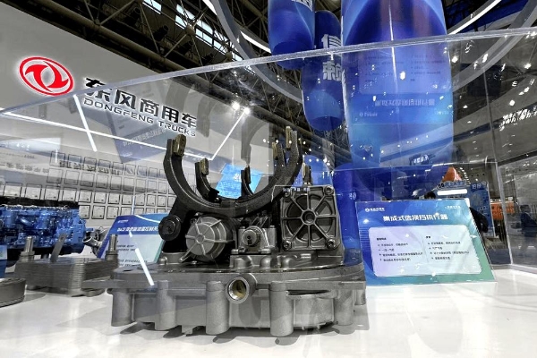 东风亮剑“零碳”新纪元：多款动力总成方案重构重卡价值边界 