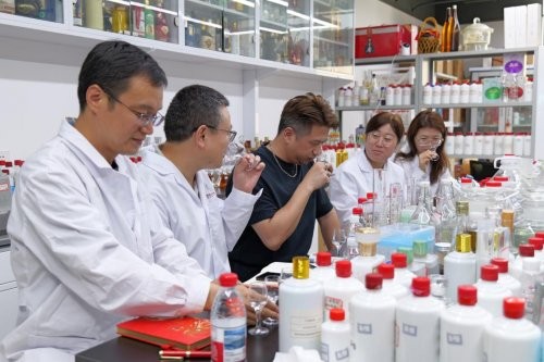 从 “伤身的对手” 到“养身的朋友”，葵花酒业问东方酒凭什么成南京药交会跨界爆款？