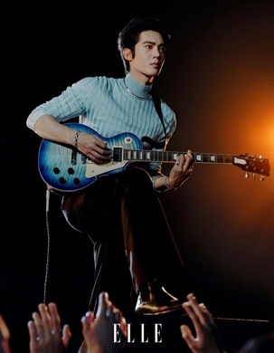 于适饰以CHAUMET登上《ELLE》12月刊闭年刊 以“蜂格”诠释真我光芒，共筑联结凝聚力量 