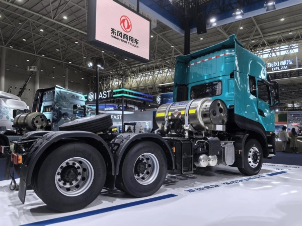 能上绿牌 续航无忧 东风天龙KL增程混动重卡亮相武汉车展 