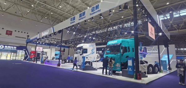 能上绿牌 续航无忧 东风天龙KL增程混动重卡亮相武汉车展 