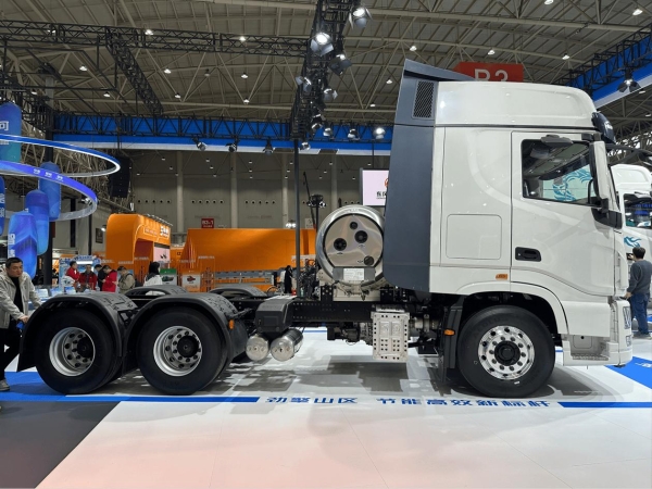 降本、合规如何兼得？看看东风天龙KX双擎混动牵引车的答案 