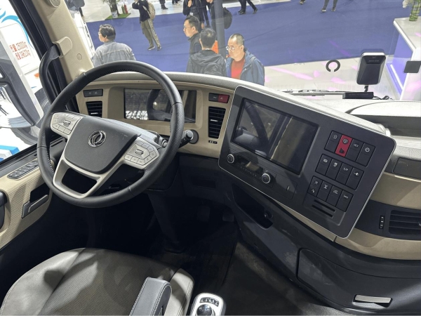 降本、合规如何兼得？看看东风天龙KX双擎混动牵引车的答案 