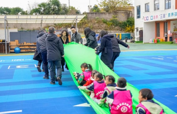格兰云天第三座乡村儿童操场于安顺普定圆满落成 
