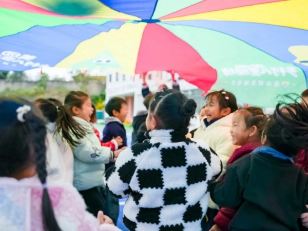 格兰云天第三座乡村儿童操场于安顺普定圆满落成 