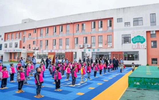 格兰云天第三座乡村儿童操场于安顺普定圆满落成 