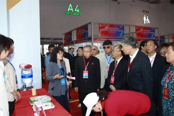 昆药集团亮相老年保健大会，展示老年健康创新成果 