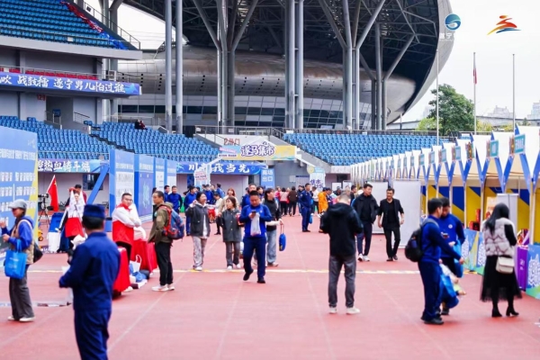 遂宁银行·2025遂宁观音湖马拉松鸣枪开跑！ 