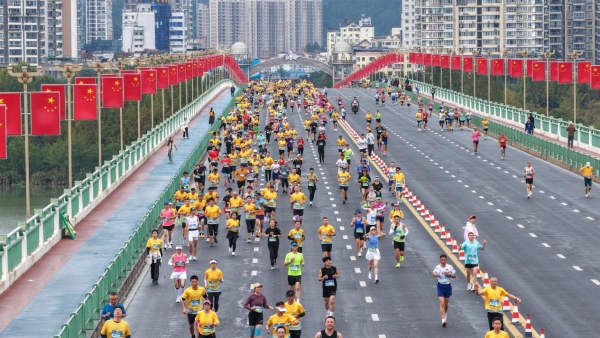 遂宁银行·2025遂宁观音湖马拉松鸣枪开跑！ 