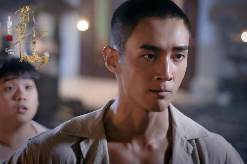 铁汉柔情自在方圆 邓伟徳的多元魅力与内在坚守 