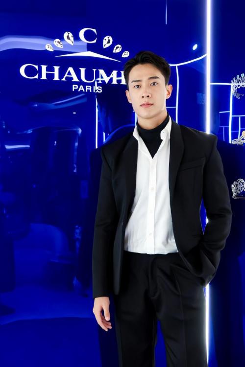 铁汉柔情自在方圆 邓伟徳的多元魅力与内在坚守 