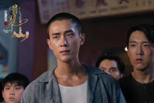 铁汉柔情自在方圆 邓伟徳的多元魅力与内在坚守 