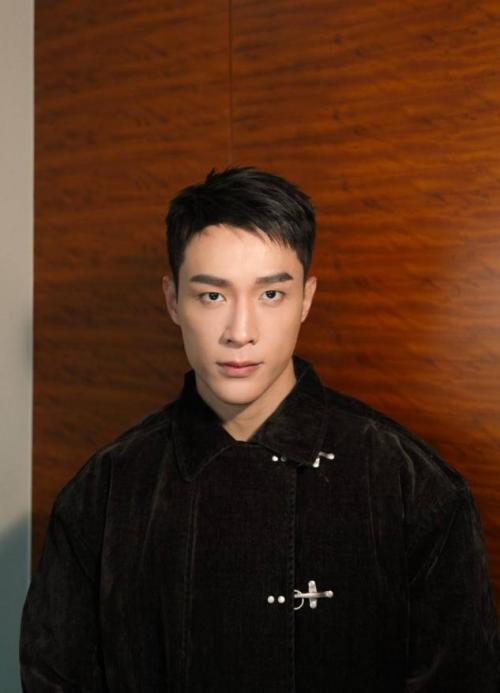 铁汉柔情自在方圆 邓伟徳的多元魅力与内在坚守 