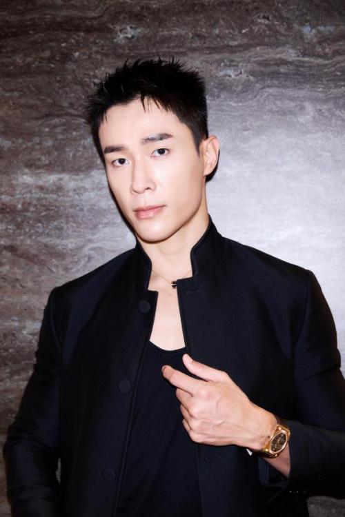 铁汉柔情自在方圆 邓伟徳的多元魅力与内在坚守 