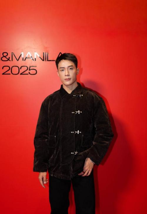 铁汉柔情自在方圆 邓伟徳的多元魅力与内在坚守 