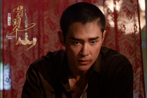 铁汉柔情自在方圆 邓伟徳的多元魅力与内在坚守 