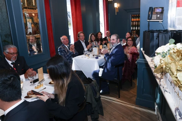 向凌云博士荣获加利福尼亚圣乔治皇家学会“慈善嘉奖”