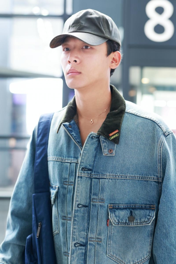 张晚意《花少》出圈，机场佩戴老凤祥天然钻石项链成时尚新宠 