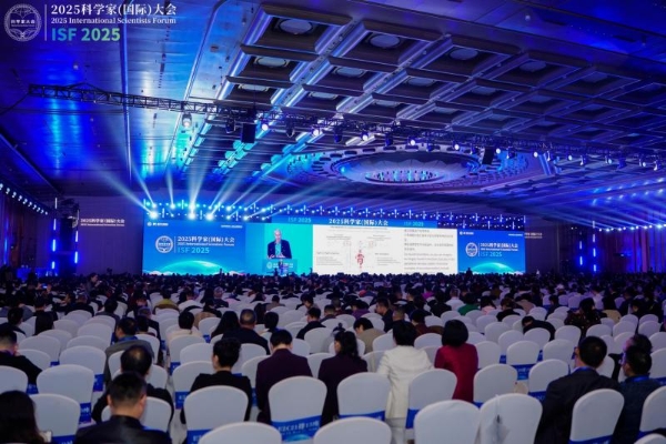 黛安蒂亮相2025科学家大会，对话巨擘以科技焕新护肤力量 v