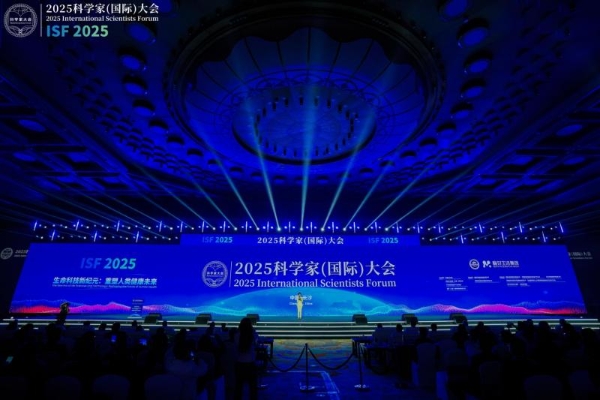 黛安蒂亮相2025科学家大会，对话巨擘以科技焕新护肤力量 v