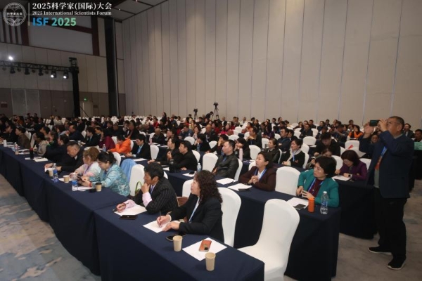 黛安蒂亮相2025科学家大会，对话巨擘以科技焕新护肤力量 v