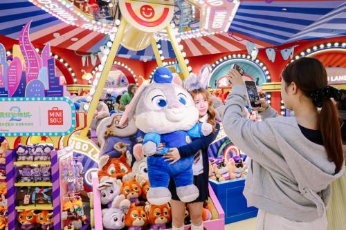 名创优品加速布局乐园系店态，MINISO LAND首次进驻杭州湖滨商圈 