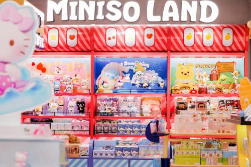 名创优品加速布局乐园系店态，MINISO LAND首次进驻杭州湖滨商圈 