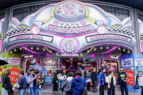名创优品加速布局乐园系店态，MINISO LAND首次进驻杭州湖滨商圈 