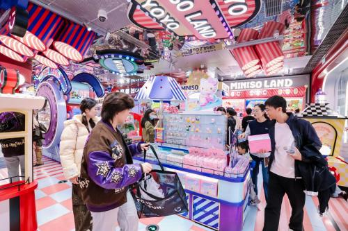 名创优品加速布局乐园系店态，MINISO LAND首次进驻杭州湖滨商圈 