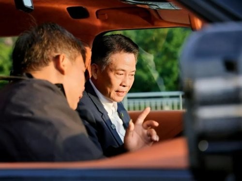 大自然家居佘学彬牵手仰望U8L：共话中国制造新叙事 