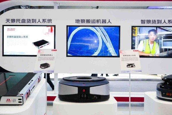 “超脑+机器人”重构物流新生态！京东物流“狼族”机器人全阵容亮相世界物联网博览会