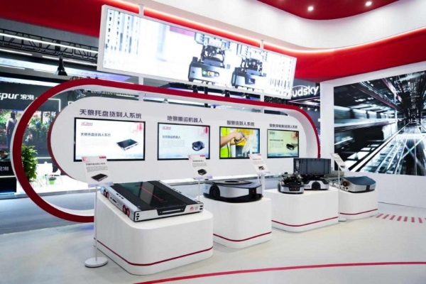 “超脑+机器人”重构物流新生态！京东物流“狼族”机器人全阵容亮相世界物联网博览会