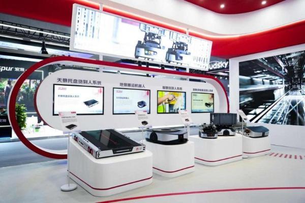 “超脑+机器人”重构物流新生态！京东物流“狼族”机器人全阵容亮相世界物联网博览会