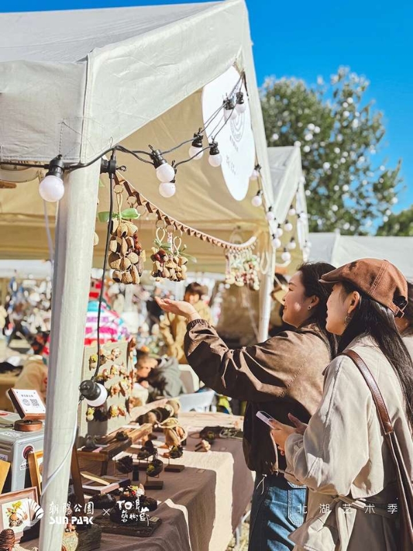 北湖艺术季温暖落幕，以艺术织就秋日诗意长卷，激活城市“第三生活空间”