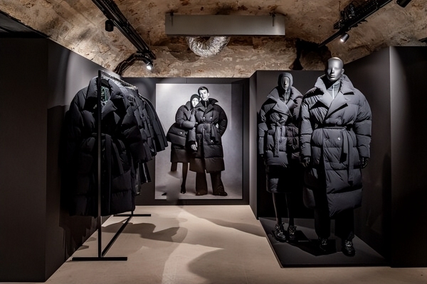 安踏携手Kris Van Assche共创系列正式上市，首发登陆DSM巴黎旗舰店 