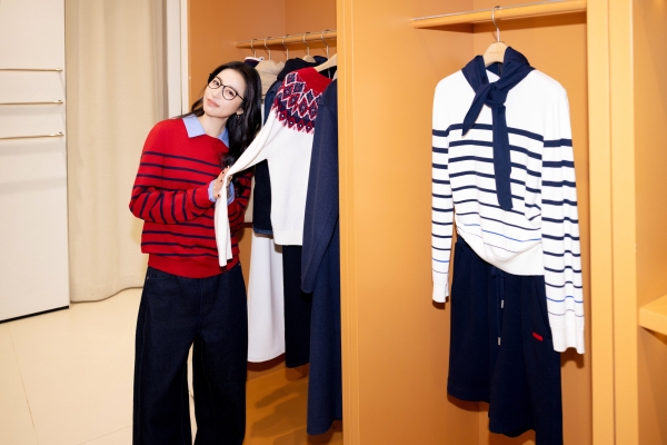 周雨彤亮相PSALTER诗篇20周年快闪，演绎智趣暖冬！ 